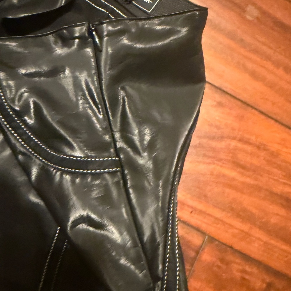 Maniere De Voir Black Faux Leather Cargo Bike Shorts with Side Pocket - Picture 7 of 10